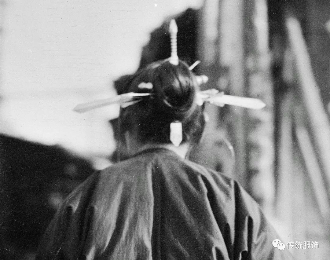 三把刀：将兵器戴在发髻上的女人们 ｜ 传统的服饰_百科TA说