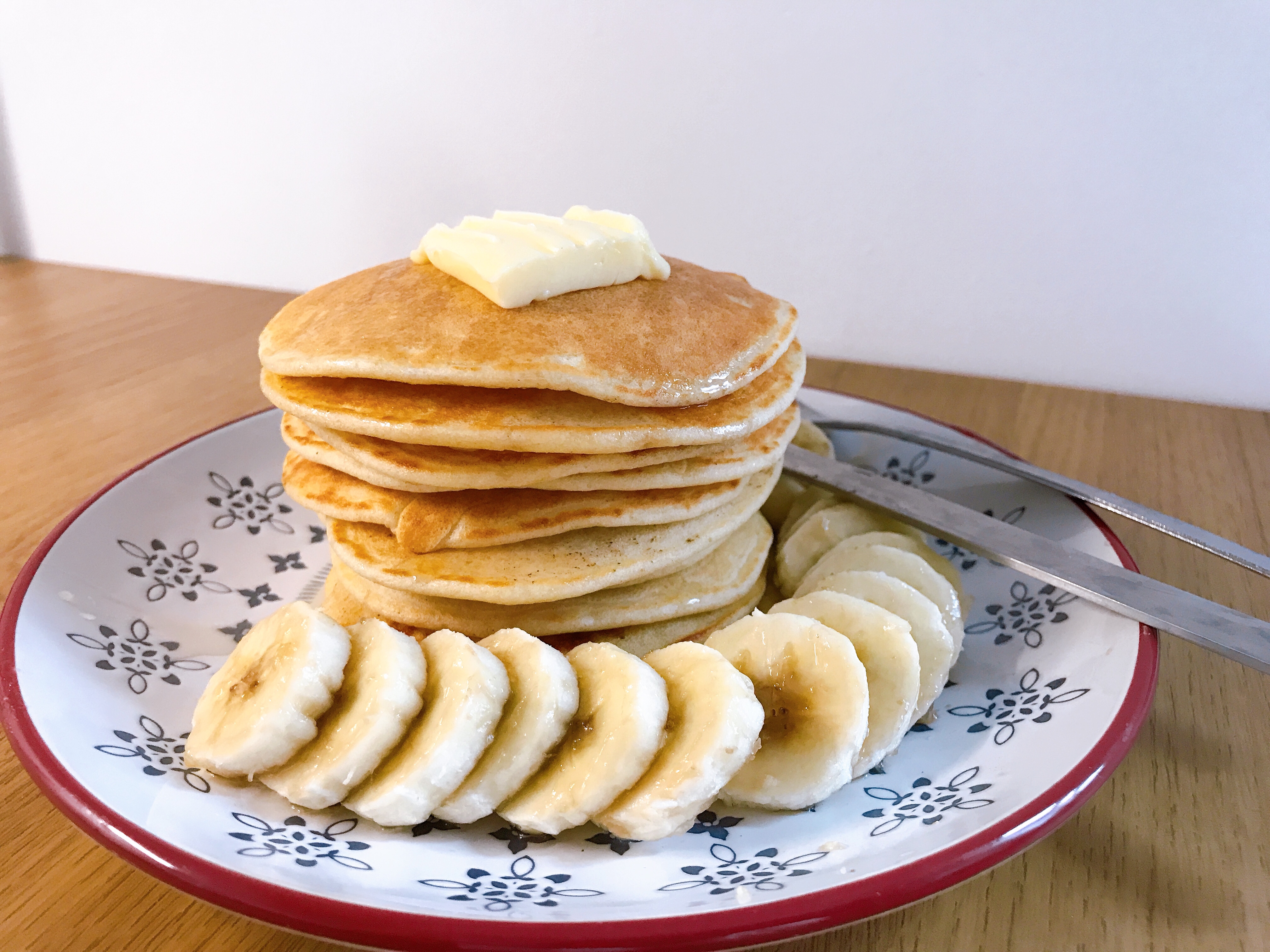 是英式下午茶常见的点心.一般食用时会切开涂上奶油或者草莓果酱等.