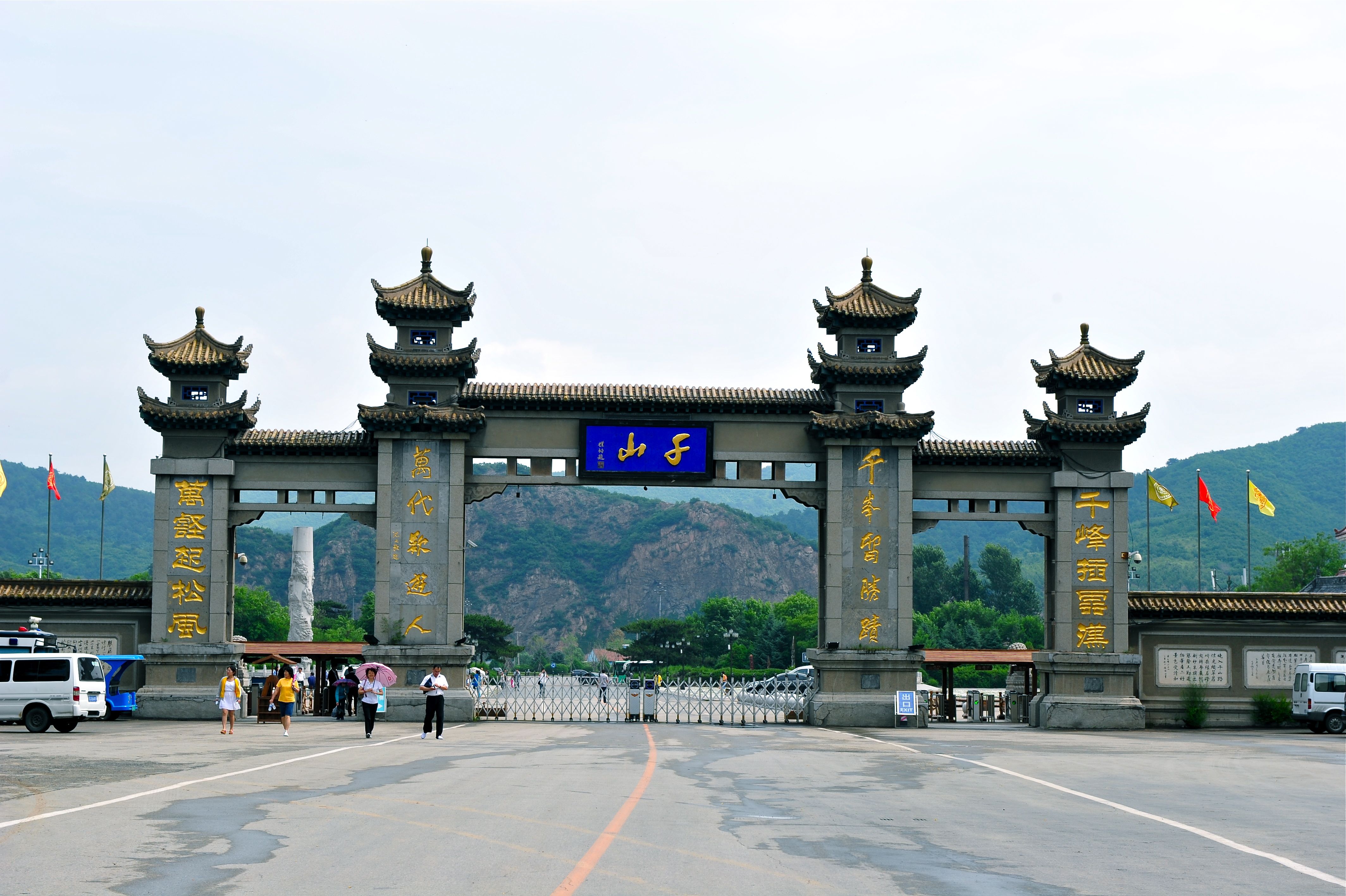  p>千山位于辽宁省 a target="_blank" href="/item/鞍山市">鞍山市 