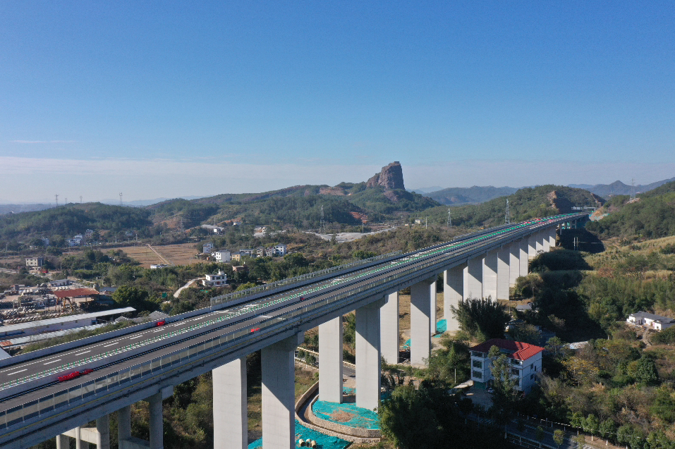  p>寻乌—龙川高速公路(xunwu–longchuan expressway),简称"寻龙高速
