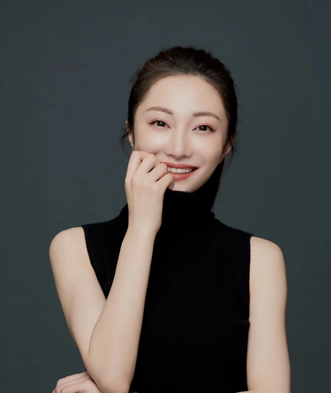 ">白影,出生于湖南省湘西土家族苗族自治州龙山县,中国内地节目主持人