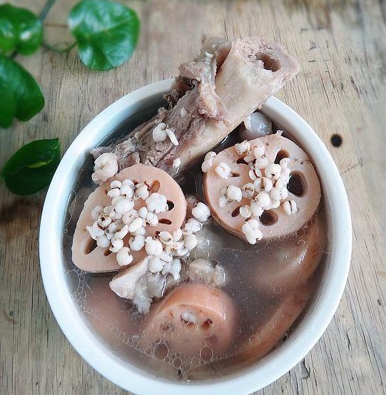 莲藕骨头汤(莲藕骨头汤怎么炖好喝又营养滋补)