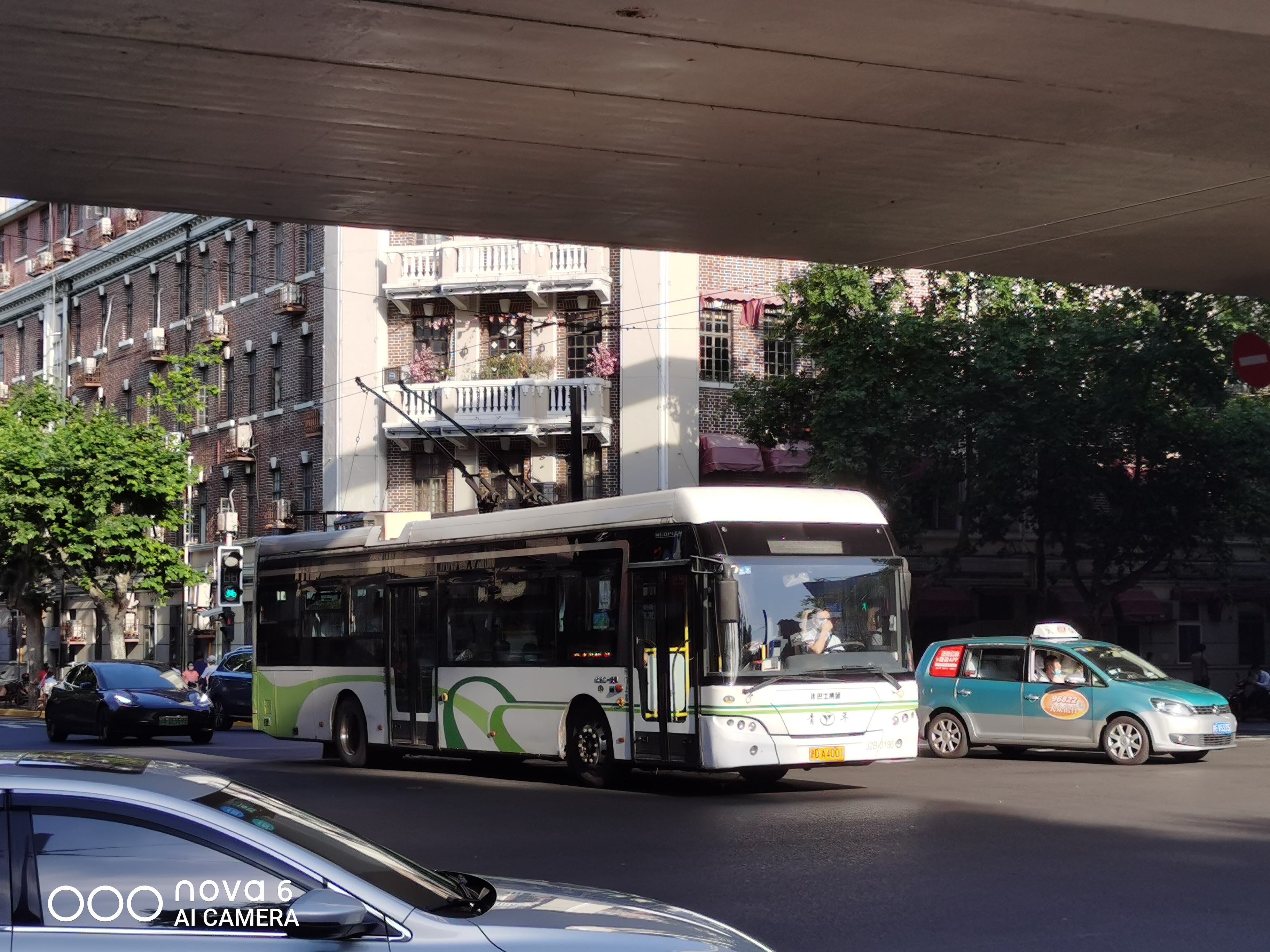 data-lemmaid="127743">上海市中心的一条无轨电车线路,开通于