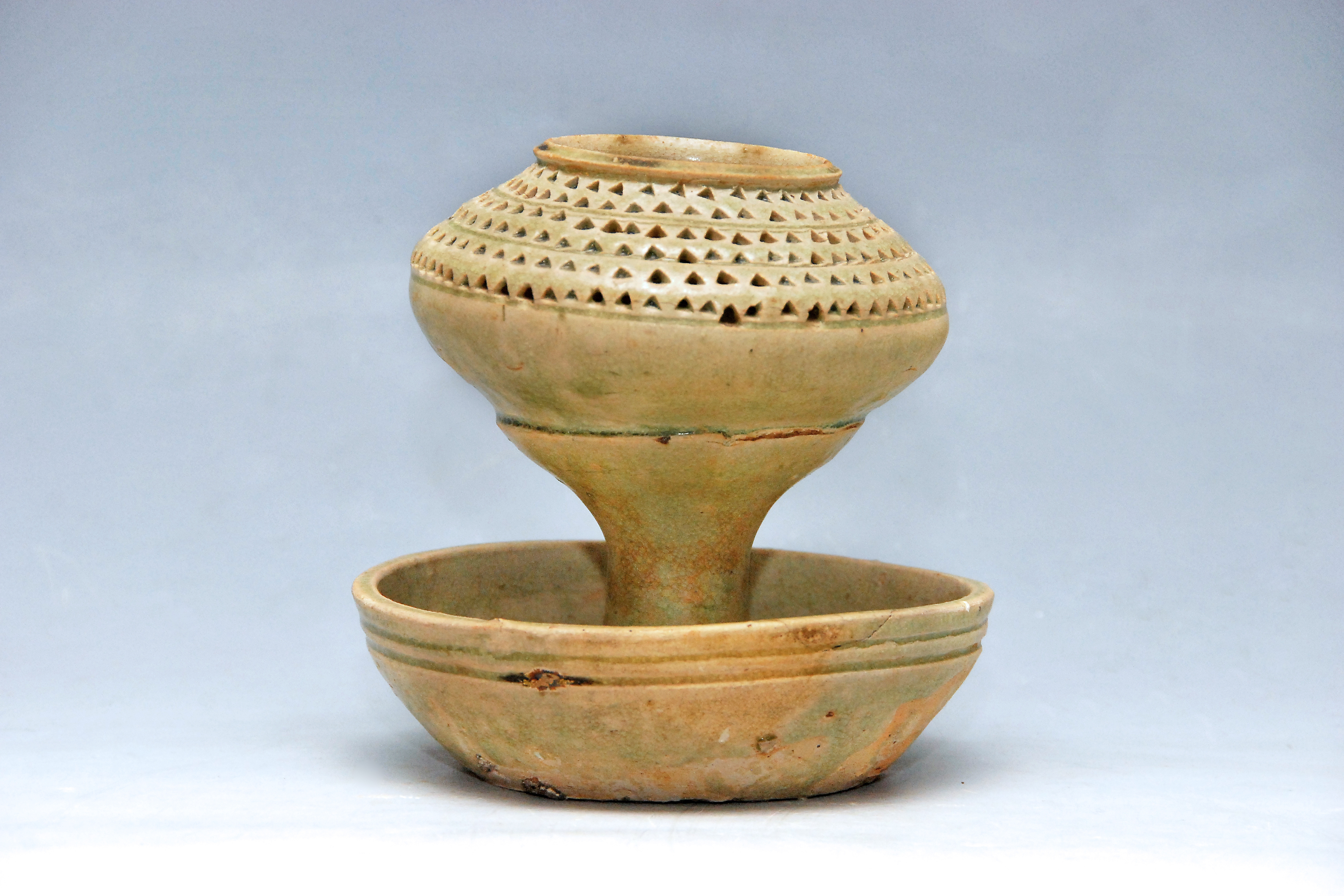 西晋青釉褐彩镂空熏西炉