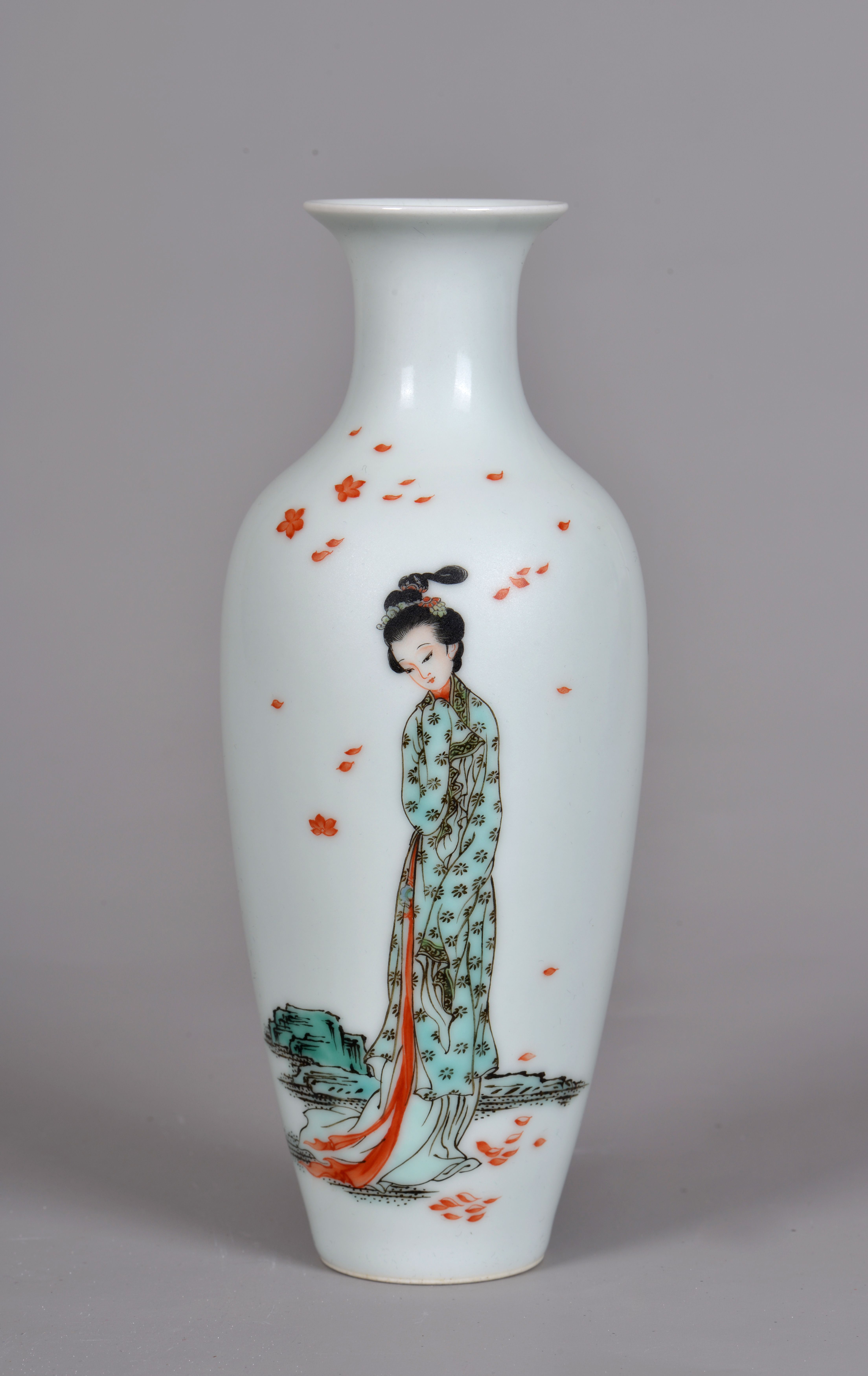 毕业于陶瓷大学艺术设计系本科(学士学位);非物质文化古彩人物传承人