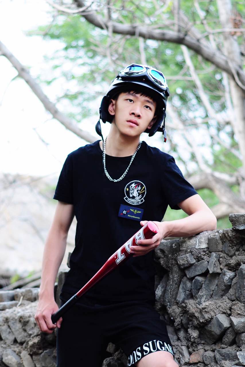 id="go12z7737n">张琛,1999年11月27日出生于北京,中国内地男演员