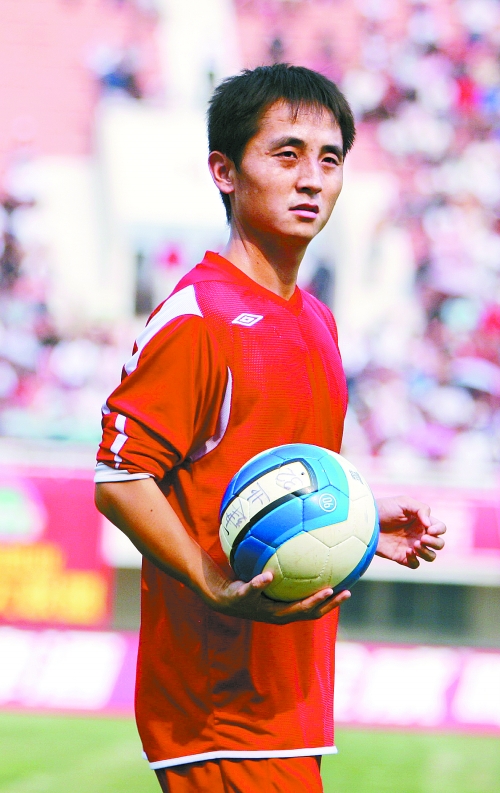  p>王宇景,河南洛阳人,1981年出生,足球运动员.