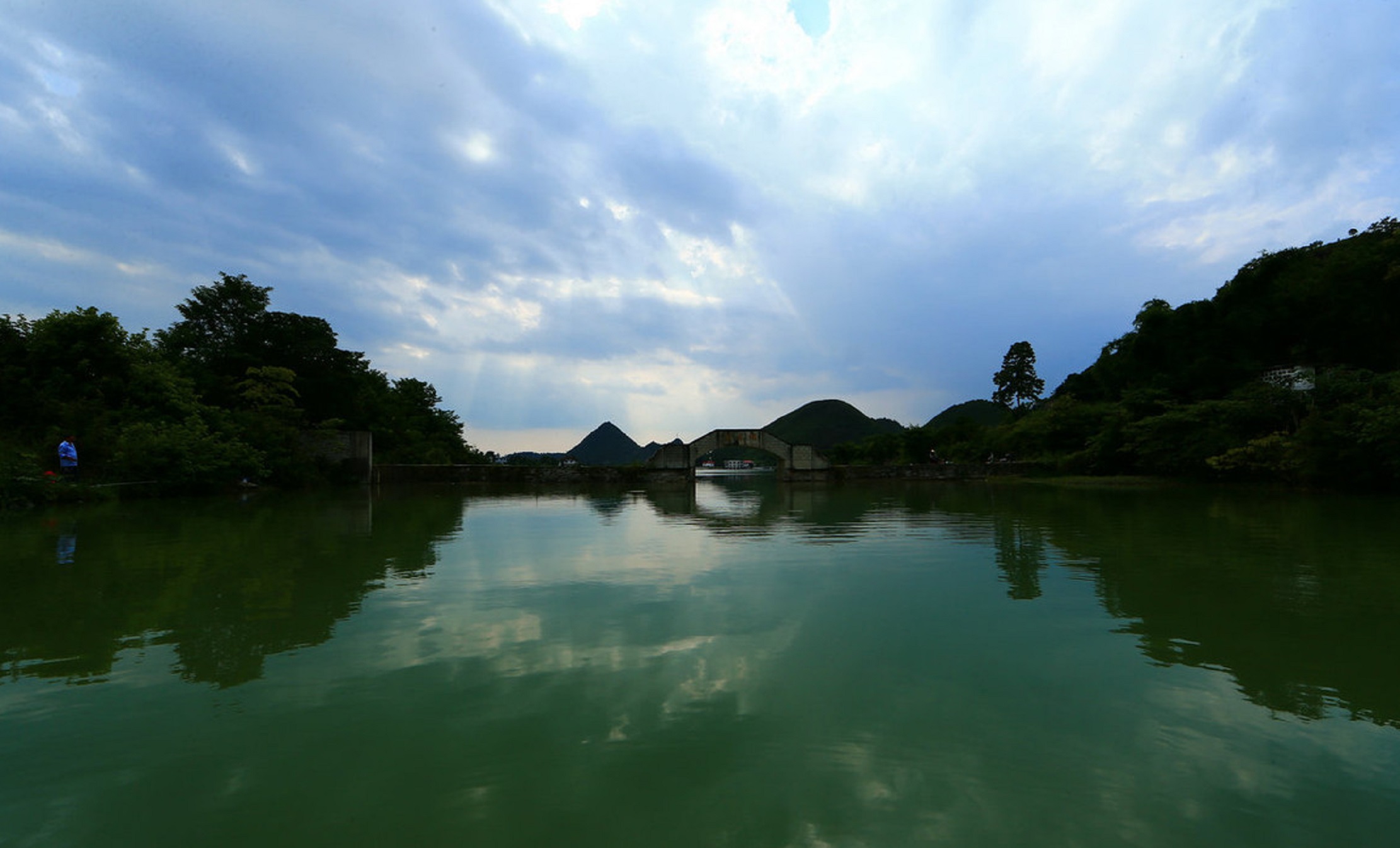  p>金翠湖坐落于 a target="_blank" href="/item/贵阳市/6085276"