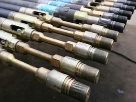 普通抽油泵主要由泵筒,吸入阀,活塞,排除阀四大部分组成.