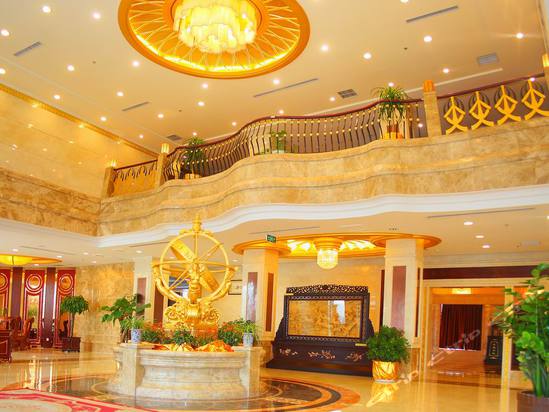 鑫港大酒店位于新郑国际机场迎宾路南侧,西邻京珠高速公路,距省会