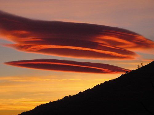  p>荚状云,又称飞碟云,是指一种状如飞碟云形,以透镜形状出现在高空