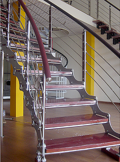 斜梁搁置在梯段两端(有时候由于受力需要,斜梁设置三根)的楼梯梁上的