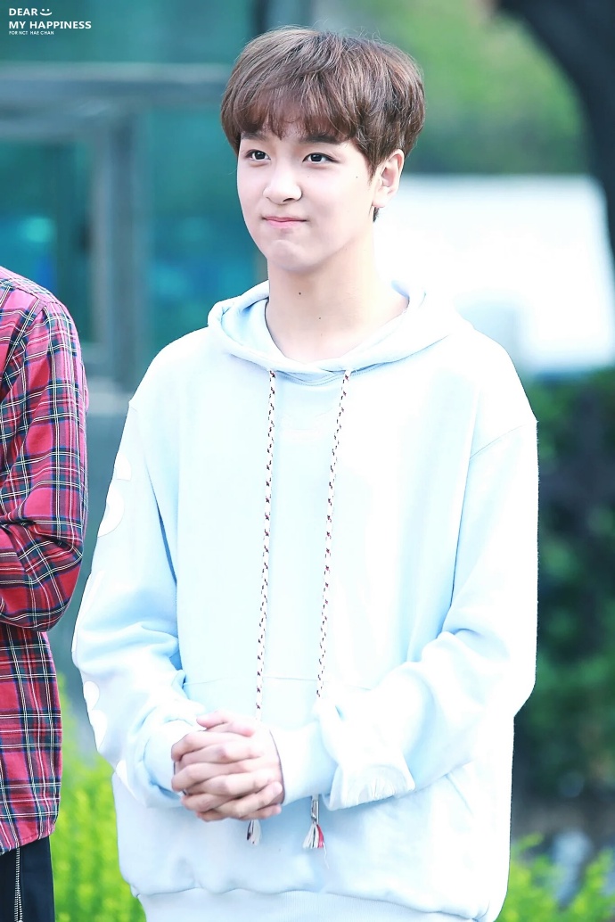  p data-id="gns08mzu3a">李东赫,艺名楷灿,2000年6月6日出生于首尔