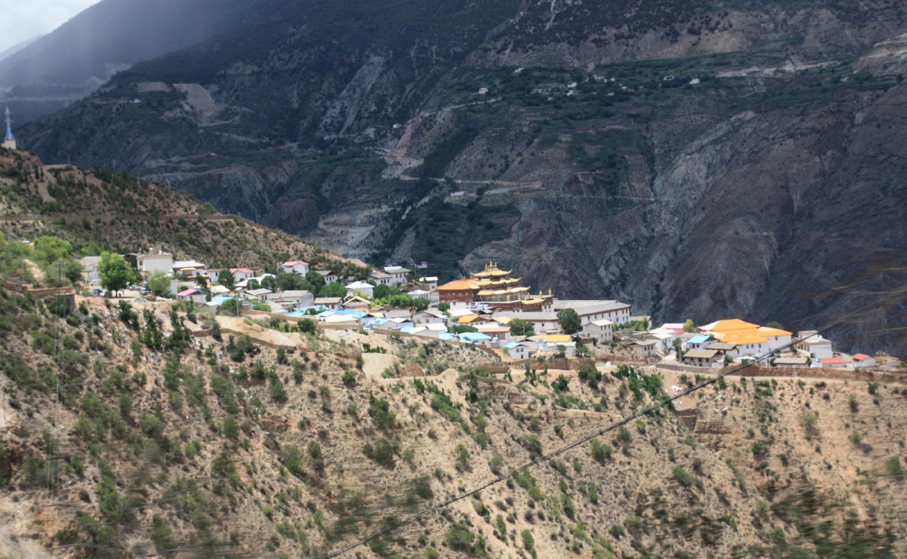  p>噶丹东竹林寺,坐落在 a target="_blank" href="/item/德钦县