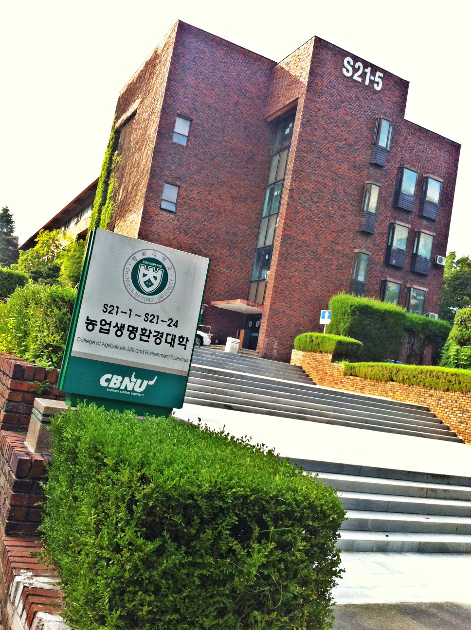 建校已走过70年的岁月,是韩国的十所国立旗帜大学之一,在教育和研究