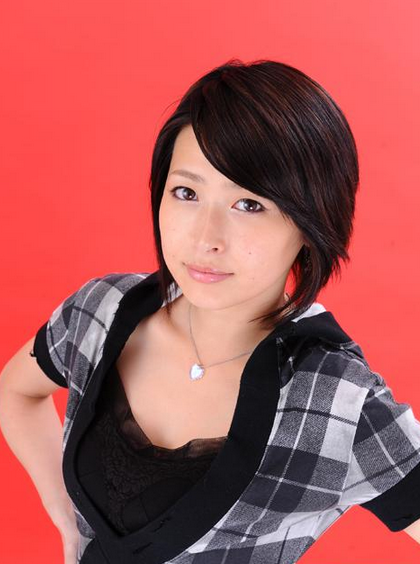 出生于1982年1月23日,曾经当过电视台记者,出道地点是日本大阪府高槻