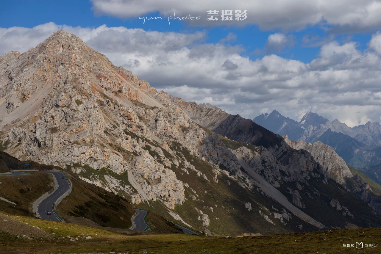 50°,雪宝顶位于松潘县境内,是岷山山脉主峰,最高海拔5588米,岷山主峰