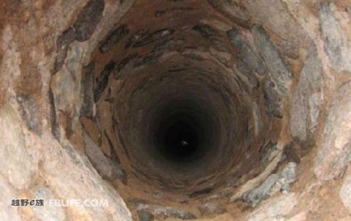  p>深水井位于中国重庆市沙坪坝区嘉陵江畔的古镇磁器口. /p>