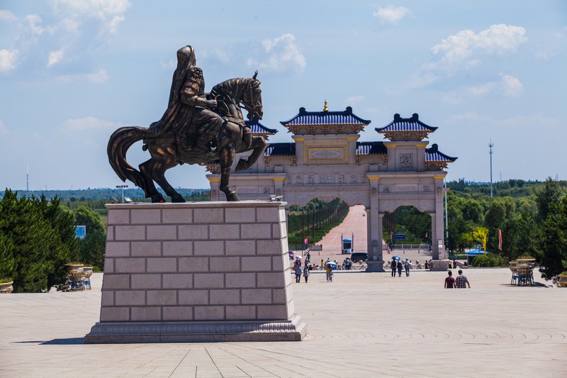  p>成吉思汗陵旅游区,又称成陵旅游区,俗称东联景区(并非成吉思汗陵)