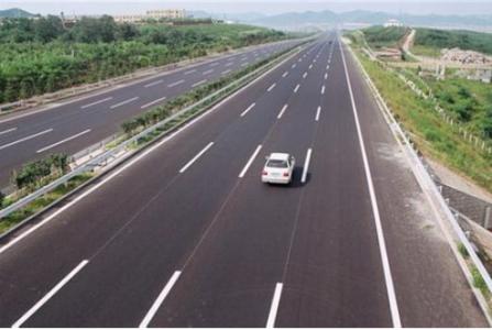  p>干线公路,是指在一定范围内地区的公路网中占据主干地位和起到主导