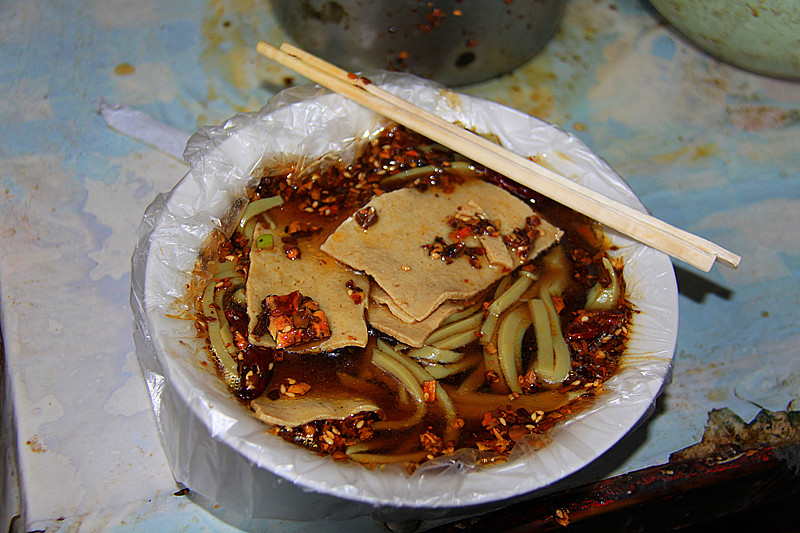  p>灵丘凉粉又叫苦荞凉粉,它是山西省大同市灵丘县的传统风味名特产.