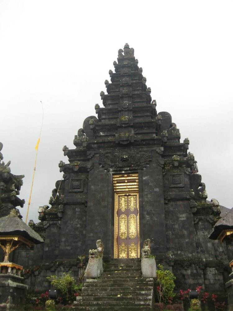 布撒基寺(besakih)位于巴厘岛的东北部,海拔