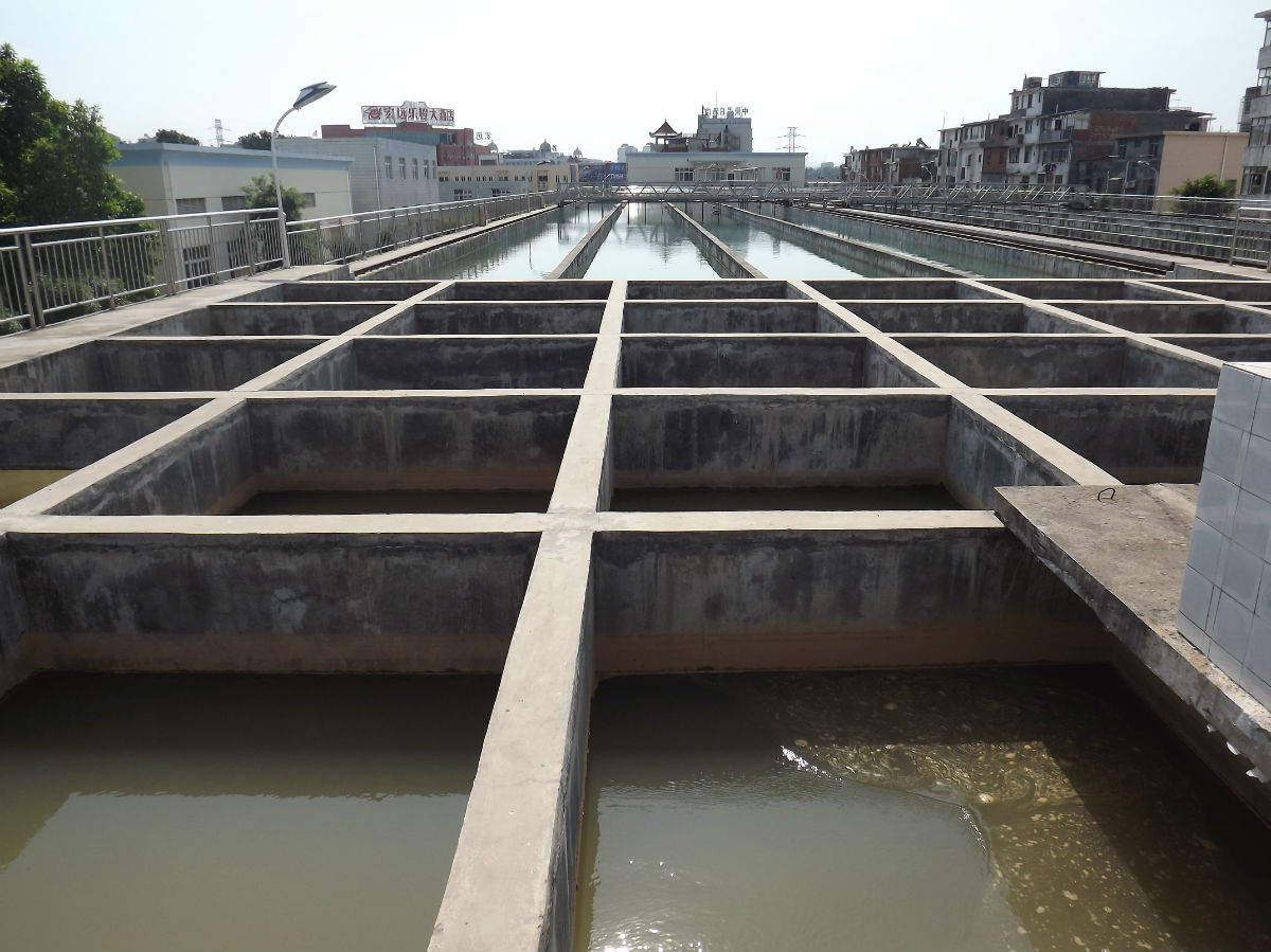  p>往复式絮凝池也称隔板絮凝池.