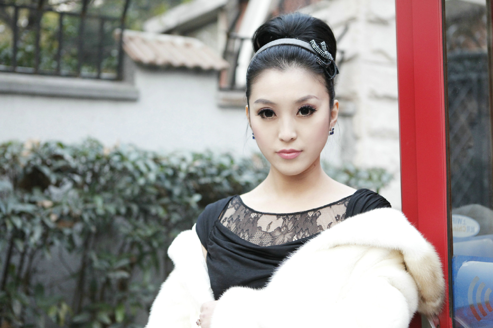  p>梁爽,女,内地新锐歌手,演员,代表作有电影《猎猎西风劲》等,2013年