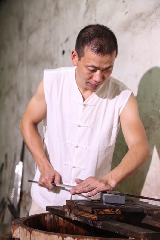中国传统兵器刀剑折叠锻打传承人,龙泉钟石勇铸剑庄创始人. /p>