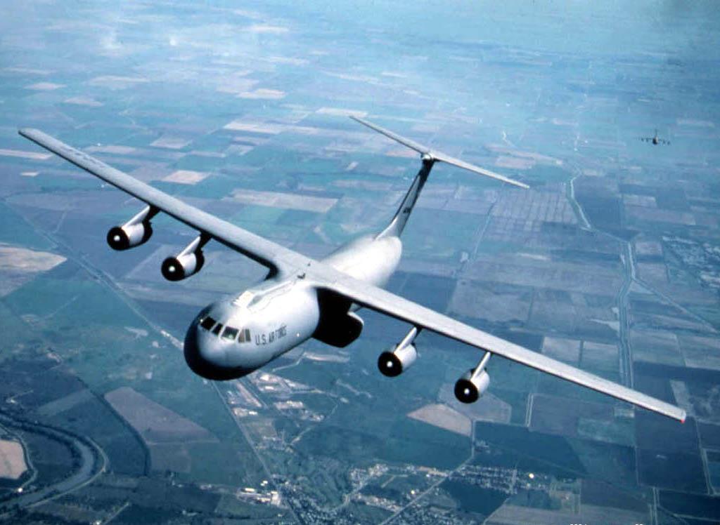  p>c-141运输机(英文:c-141,绰号:starlifter,译文:运输星,通称