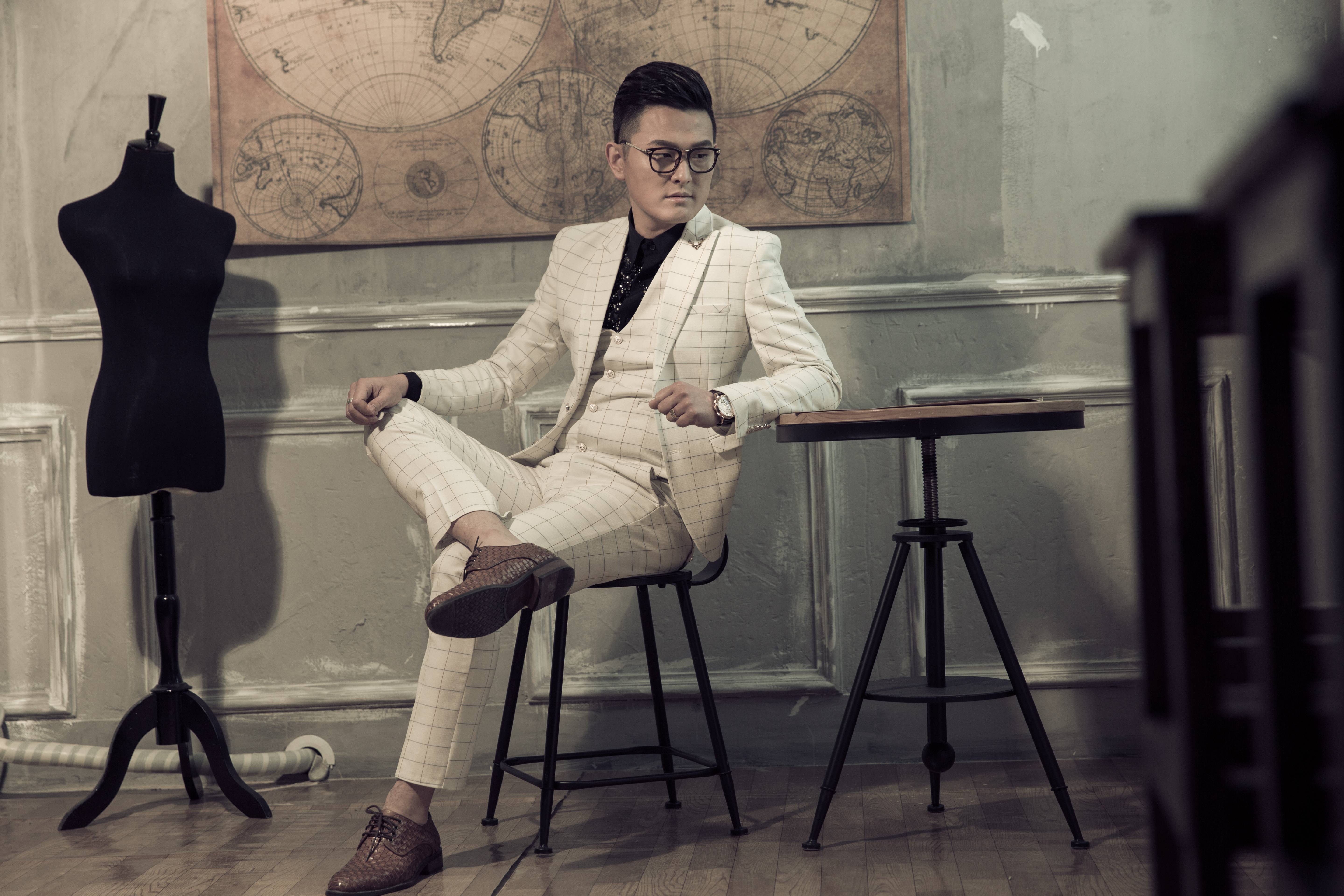  p>赵斌,华语男歌手自2004年步入歌坛,凭借英俊的外形和实力的唱功