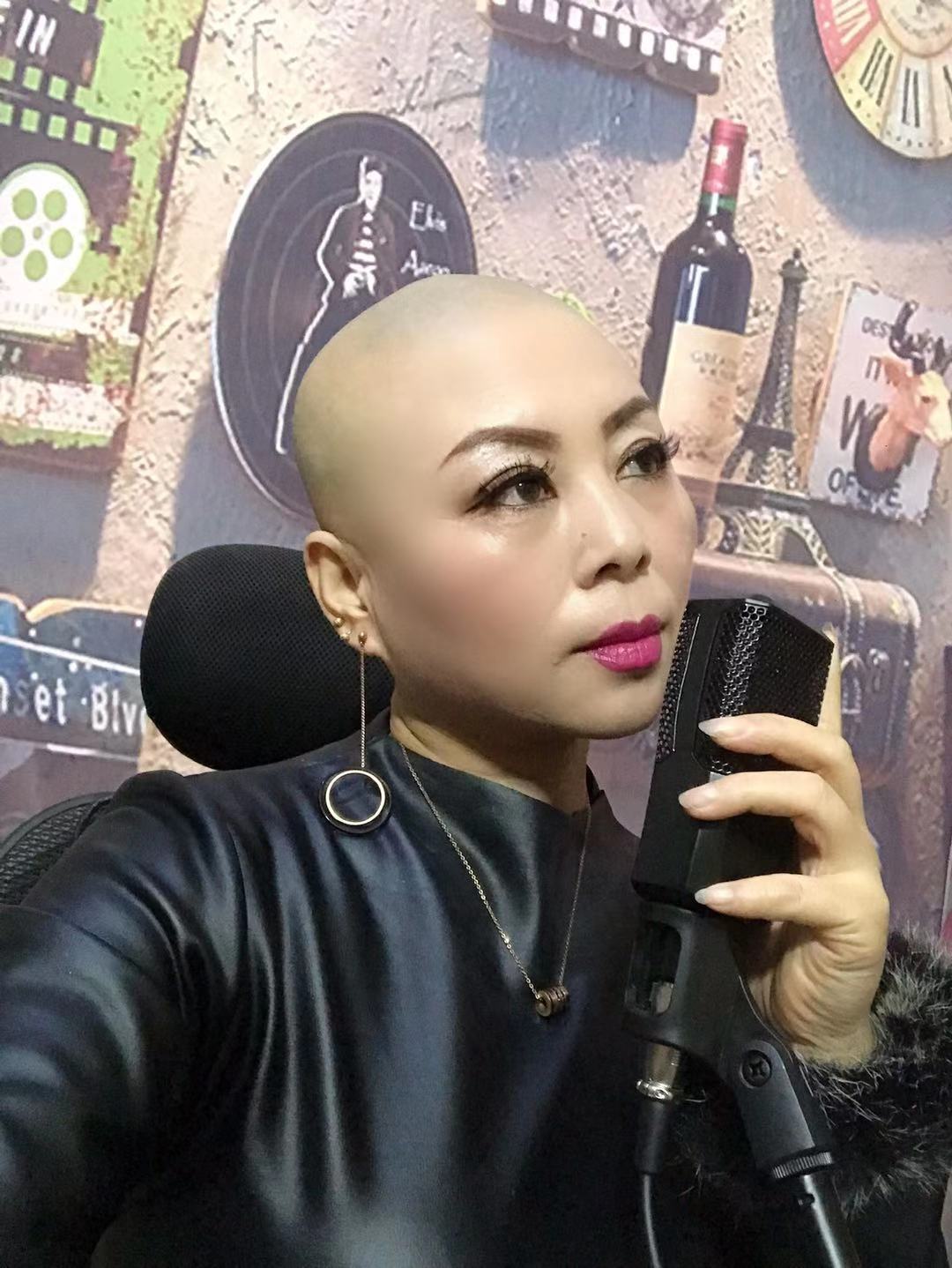  p>张小薇,中国首位光头女 a target="_blank" href="/item/歌手