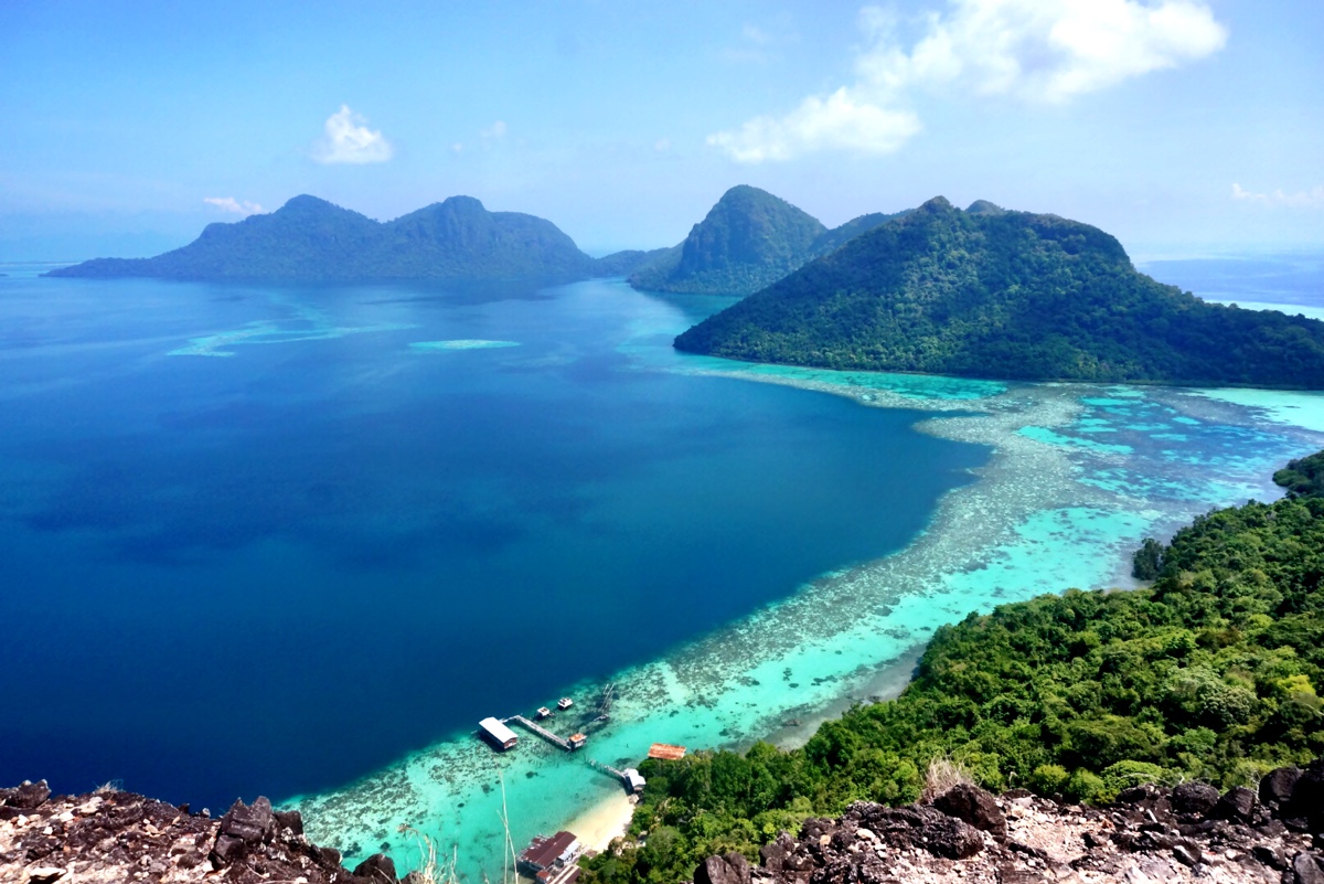 称东马来西亚,与 a target="_blank" href="/item/马来半岛/3018444"