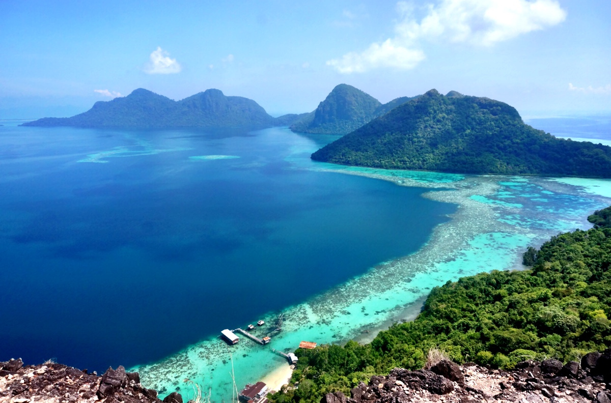  p>沙巴砂拉越(马来语:malaysia timur),简称沙砂,旧称东马来西亚,与 