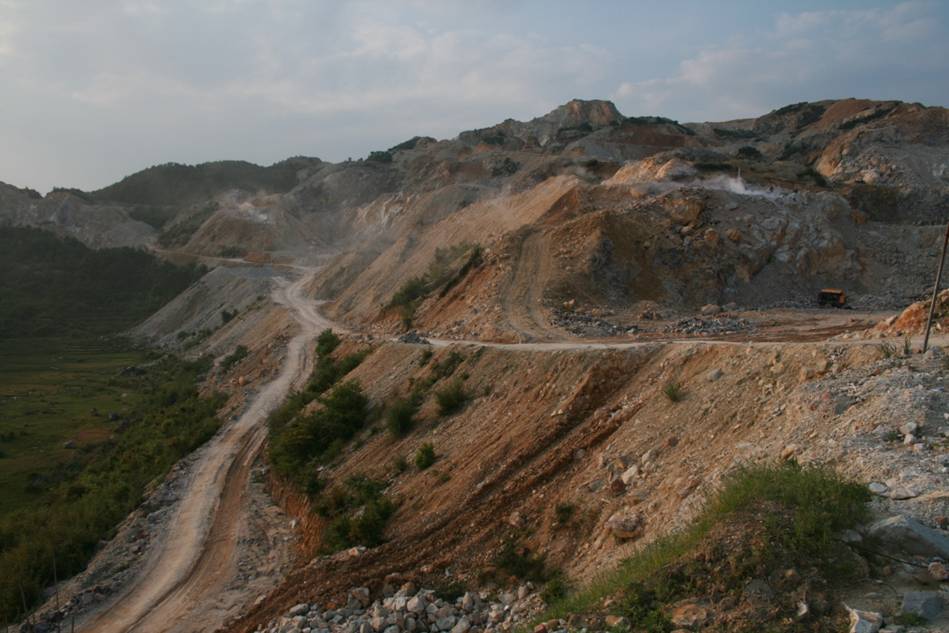 学名叶蜡石,由有氧化铝,氧化硅,氧化铁等多种成份组成,因而形成不同的