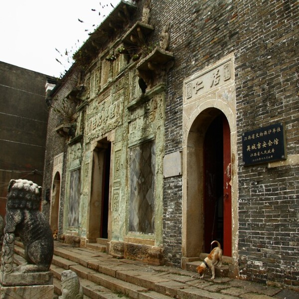  p data-id="gnwwddha27">吴城遗址是江南首次发现的大规模人类居住的