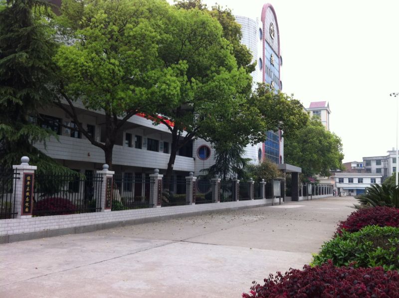 坐落在物阜人众的库宗桥镇,衡阳县第四中学.