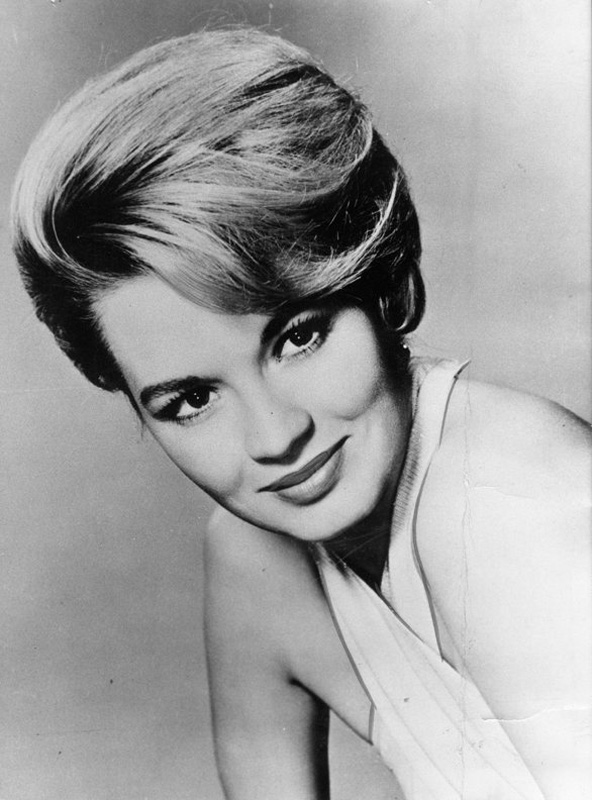  p>安吉·迪金森(angie dickinson),1931年09月30日出生于美国的北达