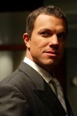  p>亚当·鲍德温(adam baldwin),虽然姓baldwin,但是和好莱坞的另外