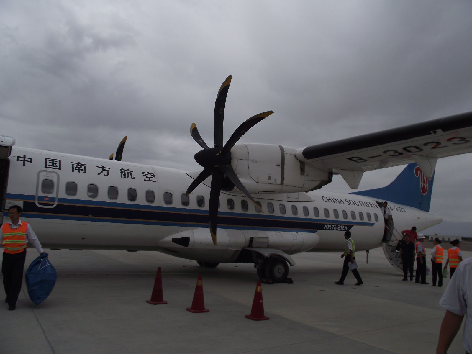 p>螺旋桨飞机(propeller airplane),是指用空气螺旋桨将发动机的功率