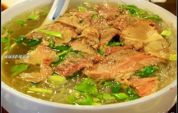  p>牛肉粉丝汤是利用牛肉和粉丝制成的一道美食,营养丰富,色泽诱人