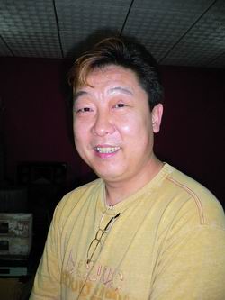  p data-id="gnwwz6vhoa">郑健,1961年出生,中国相声男演员.