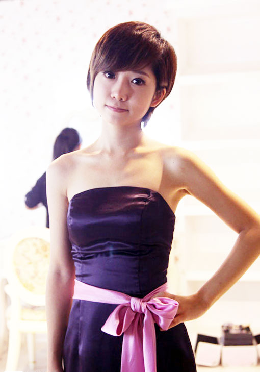  p>洪辰,1991年10月9日出生于江苏省常州市,中国内地女歌手,演员,毕业