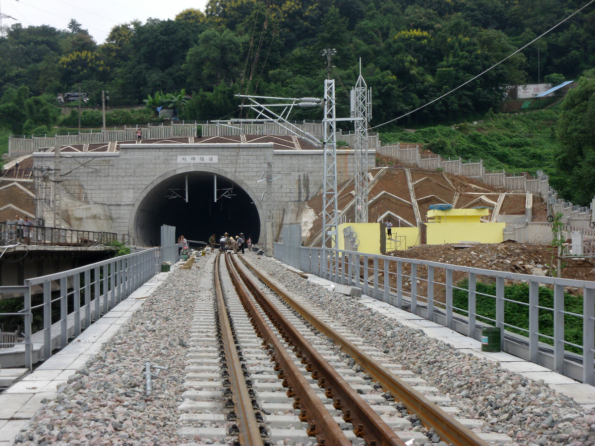  p>双碑隧道是重庆市的一条隧道. /p>