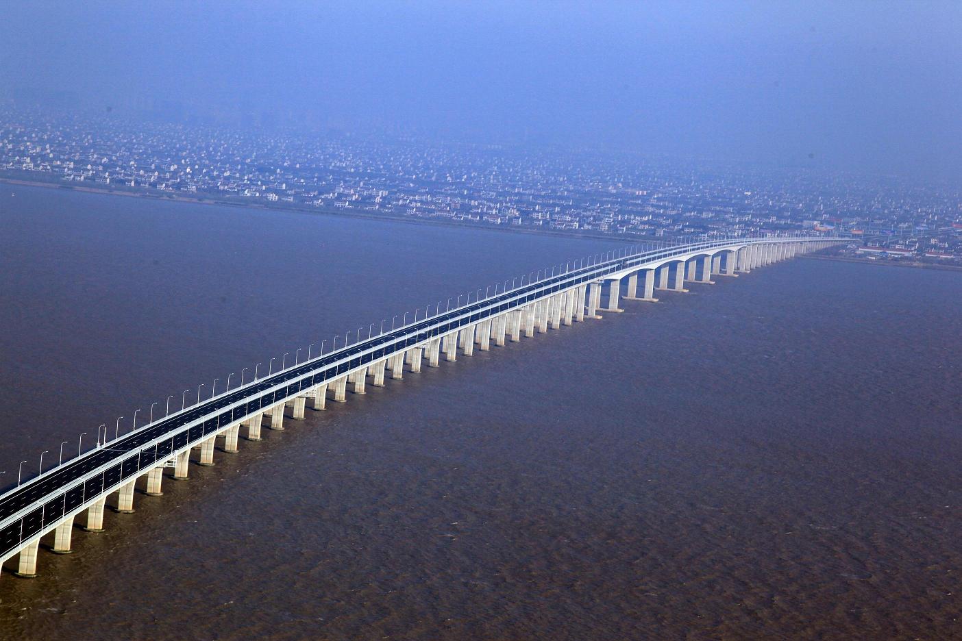 上海市 /a>,位于 a target="_blank" href="/item/长江入海口/9826998