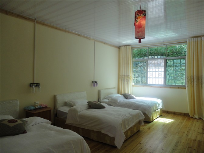 位于张家界森林公园内,核心景区山顶,大观台丁香榕内,客栈的整体风格