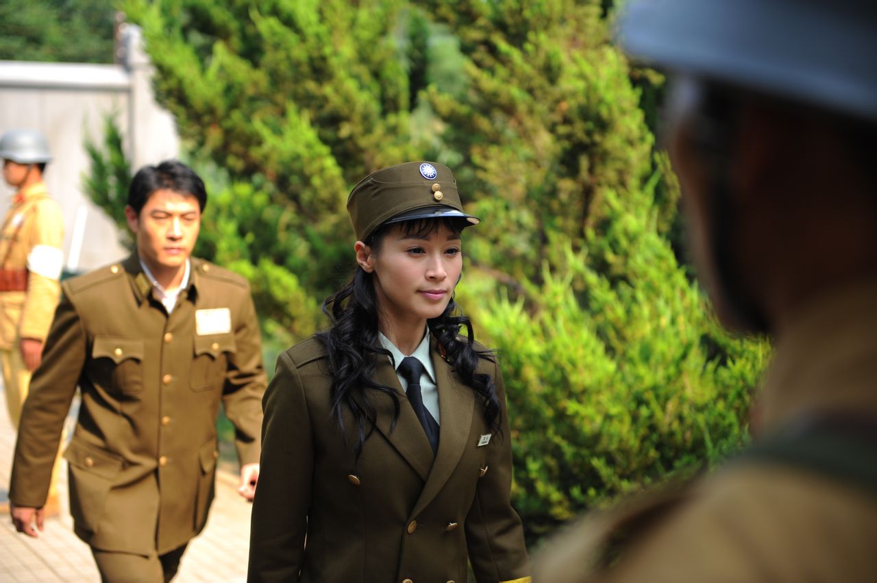 毕业于浙江省艺术学院越剧表演班,中国女演员,歌手,人大代表