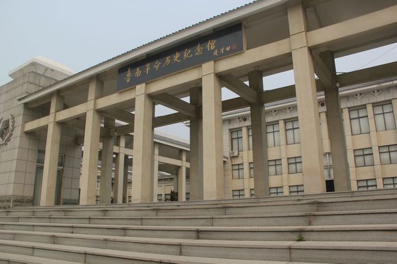  p>鲁南革命烈士陵园位于兰陵县城西北15公里处的文峰山上,又名"文峰