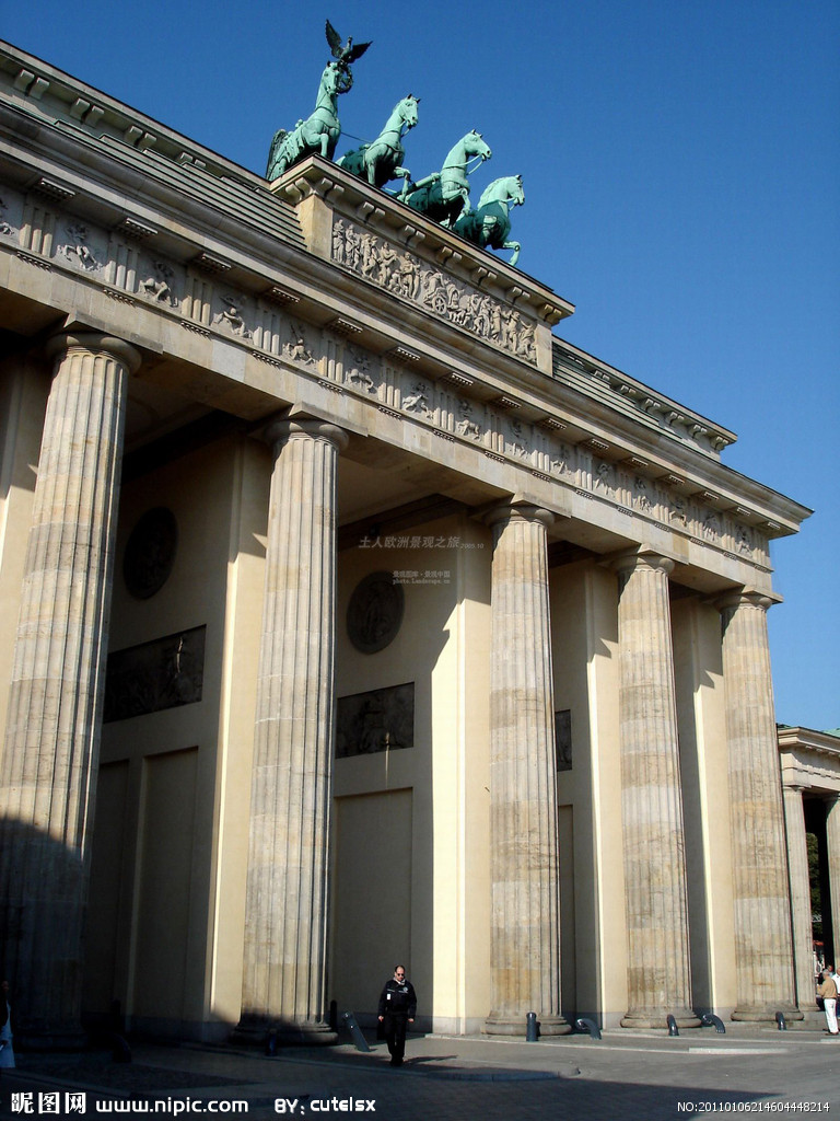  p>勃兰登堡门(德语:brandenburger tor;英语:brandenburg gate),位于