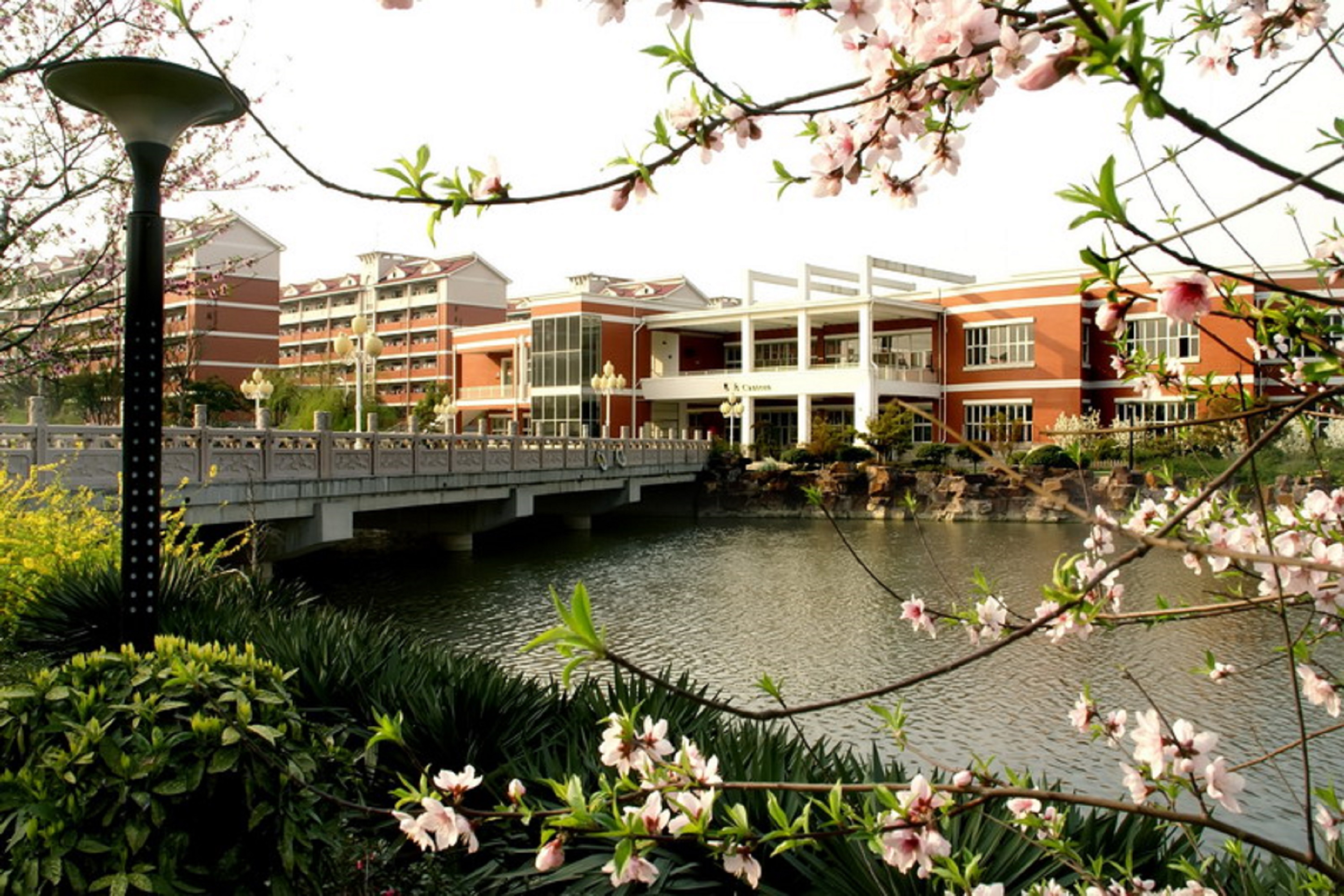  p>江苏省天一中学,简称"天一",创办于1946年,位于江苏省无锡市 a